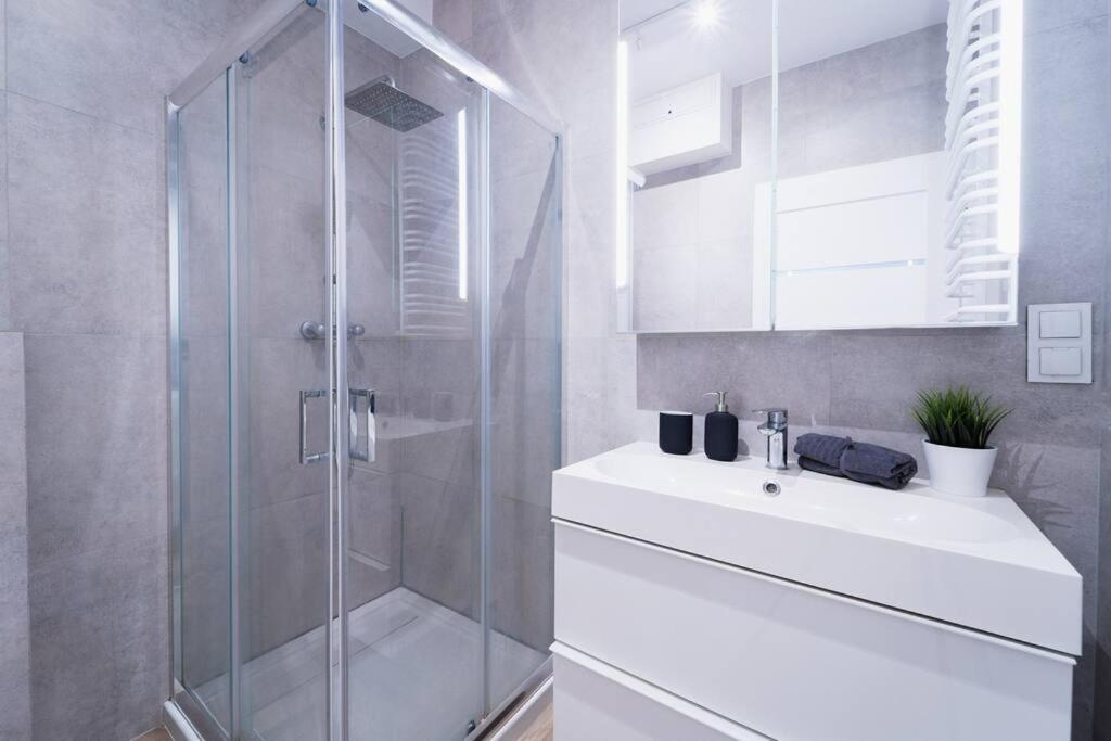 City Center - 3 Rooms - New Building - Private Parking Place - Garage Vratislav Exteriér fotografie
